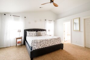 3 bedrooms, desk, iron/ironing board, travel cot - Grace Home near Battle Ground Village (Battle Ground)