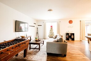 TV connectée, Netflix, baby-foot, livres