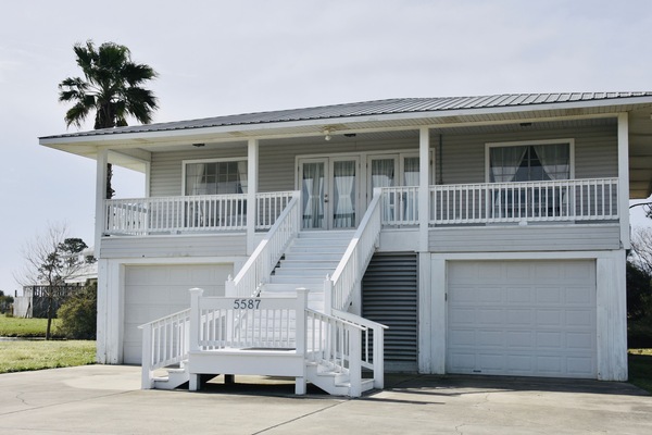 Relaxing 3 bedroom 2 bath Waterside Beach House
