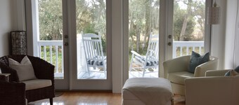 
Cozy Waterfront Beach House with Private Beach/Pier/Tennis Courts