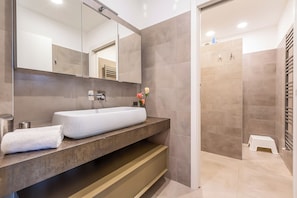 Shower, hair dryer, towels