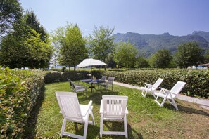 Outdoor dining - Porto Letizia Ortensia 4, Porlezza, Italy (Porlezza)