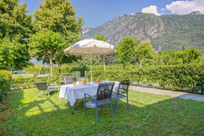 Outdoor dining - Porto Letizia Ortensia 4, Porlezza, Italy (Porlezza)