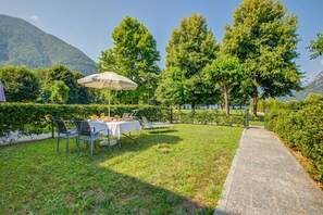 Outdoor dining - Porto Letizia Ortensia 4, Porlezza, Italy (Porlezza)