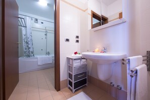 Combinazione doccia/vasca, asciugacapelli, bidet, asciugamani