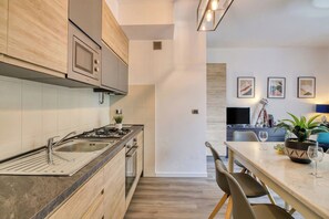 Réfrigérateur, four à micro-ondes, un four, surface de cuisson