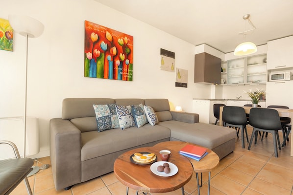 Ein modernes Wohnzimmer mit Sofa, Couchtisch und einem Kunstwerk an der Wand.