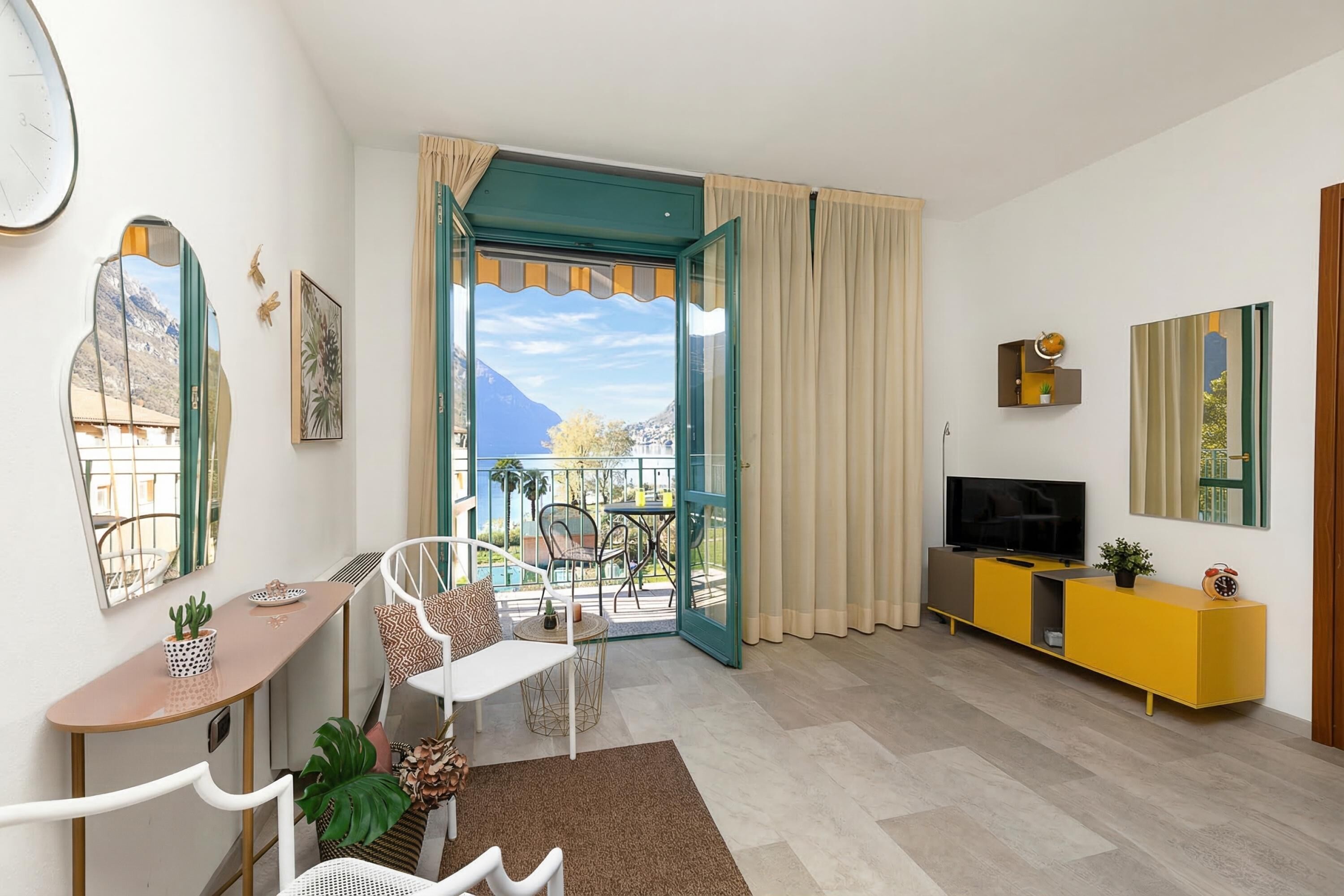 薄型テレビ、DVD プレーヤー