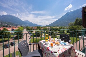 Outdoor dining - Porto Letizia T19, Porlezza, Italy (Porlezza)