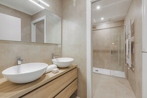 Combined shower/bathtub, bidet, towels