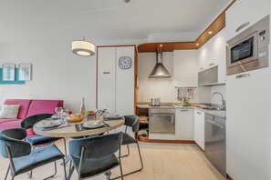 Frigorifero, microonde, forno, piano cottura