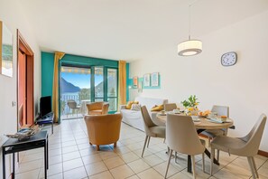 TV, DVD player - Porto Letizia T8, Porlezza, Italy (Porlezza)