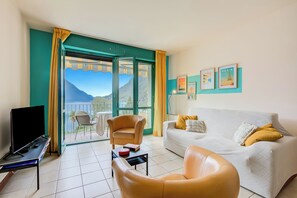 TV, DVD player - Porto Letizia T8, Porlezza, Italy (Porlezza)