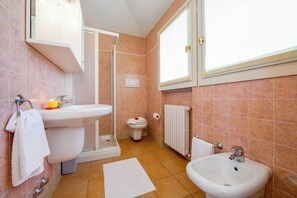 Dusche, Bidet, Handtücher