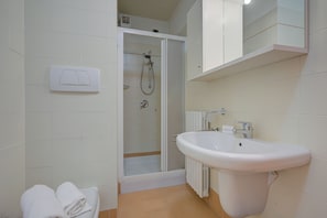 Shower, bidet, towels