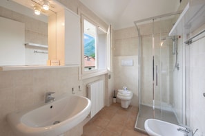 Shower, bidet, towels - Porto Letizia Mimosa 5, Porlezza, Italy (Porlezza)