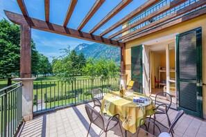 Outdoor dining - Porto Letizia Tulipano 5, Porlezza, Italy (Porlezza)