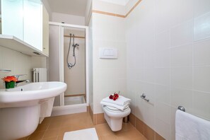 Dusche, Haartrockner, Bidet, Handtücher