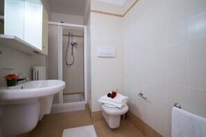 シャワー、ヘアドライヤー、ビデ、タオル