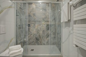 Combined shower/tub, bidet, towels