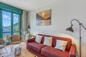 تلفزيون بشاشة مسطحة، مشغل دي في دي، ستيريو