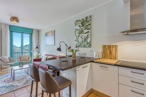 Réfrigérateur, micro-ondes, plaque de cuisson, lave-vaisselle