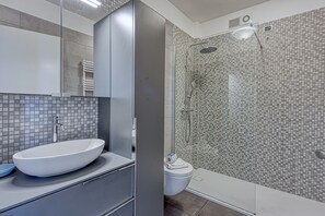 シャワー付き浴槽、タオル