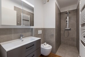 Een douche, handdoeken