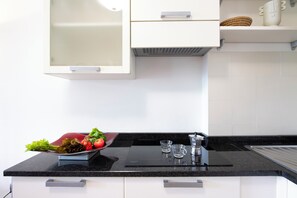 Geladeira, micro-ondas, cooktop, lava-louças