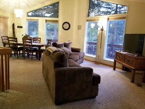 TV, DVD player, books, video library - Eagle Cliff Cottage Sleeps 6 ((20-NCD0244) (Estes Park)