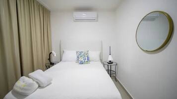 2 bedrooms, iron/ironing board, internet, bed sheets