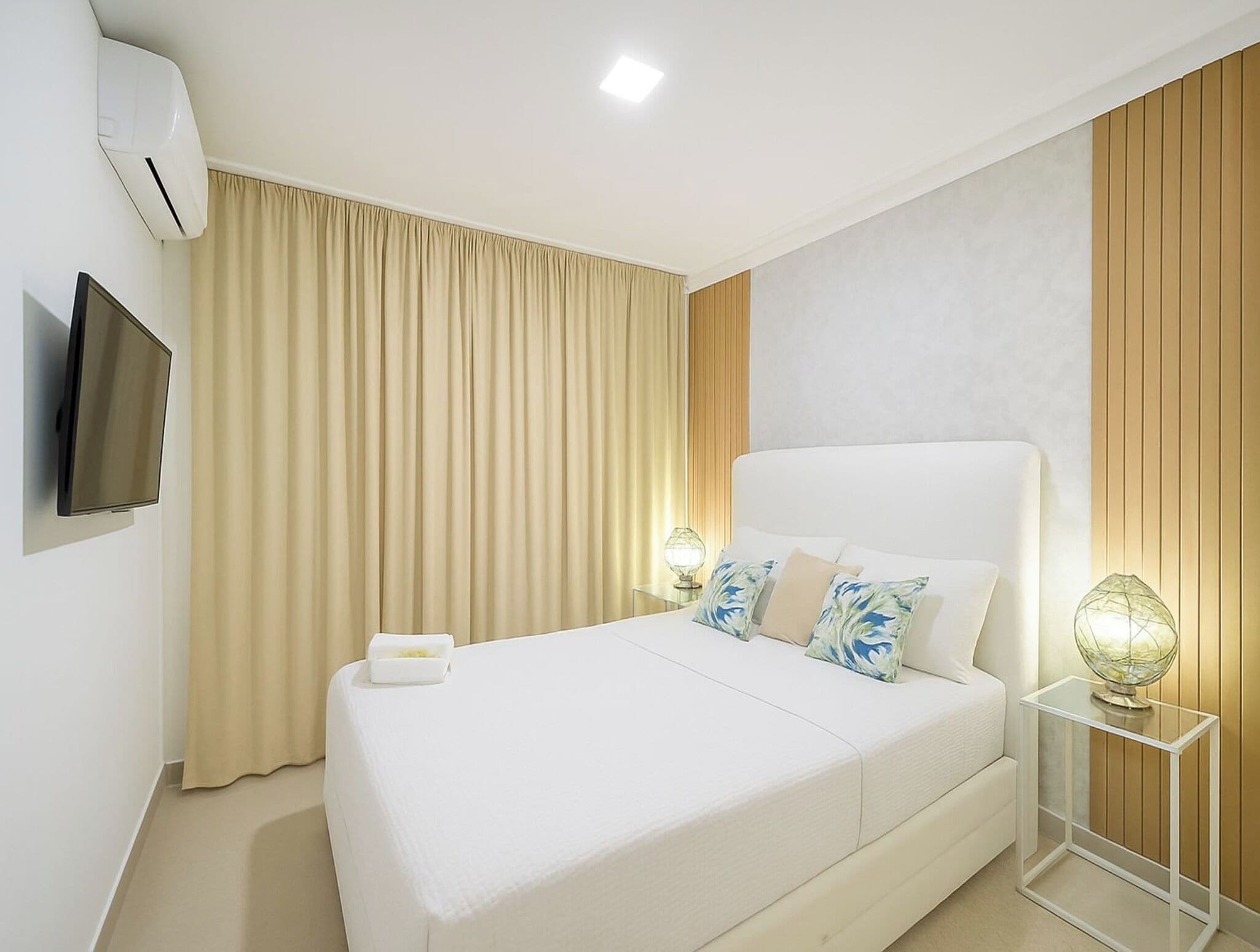 2 bedrooms, iron/ironing board, internet, bed sheets