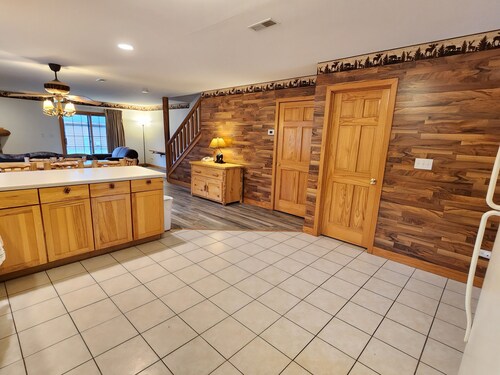 SPACIOUS AND COZY VILLA LOCATED ON RESORT WALKING DISTANCE FROM STARVED ROCK