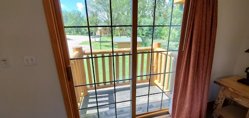 SPACIOUS AND COZY VILLA LOCATED ON RESORT WALKING DISTANCE FROM STARVED ROCK