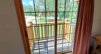 SPACIOUS AND COZY VILLA LOCATED ON RESORT WALKING DISTANCE FROM STARVED ROCK