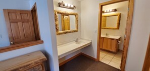 Chuveiro/banheira combinados, secador de cabelo, toalhas de banho 