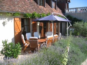 Outdoor dining - Domaine de la Botterie to find the pleasure of the rooms of Hotes (Azay le Ferron)