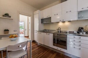 Kühlschrank, Ofen, Geschirrspüler, Wasserkocher mit Kaffee-/Teezubehör