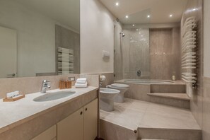 Bathtub, hair dryer - Ca' Pantalon Terrace (Venice)