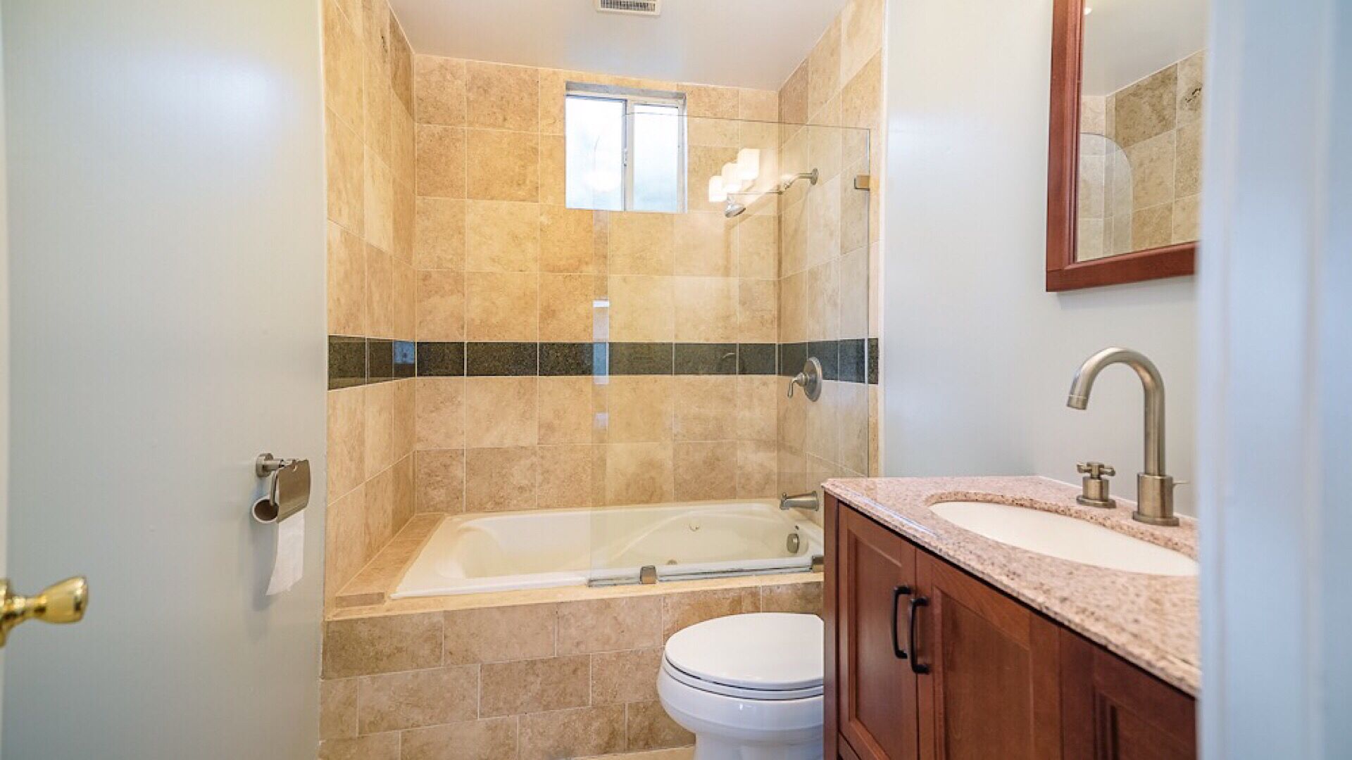 Un baño con bañera, inodoro y lavamanos.