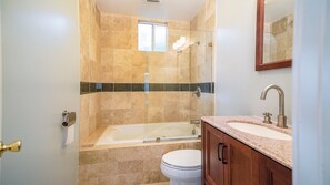 Kombinert dusj/badekar, hårføner, håndklær og såpe