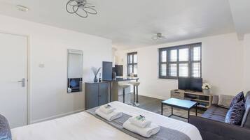 2 bedrooms, iron/ironing board, free WiFi, bed sheets