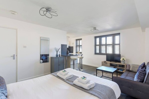 2 bedrooms, iron/ironing board, free WiFi, bed sheets