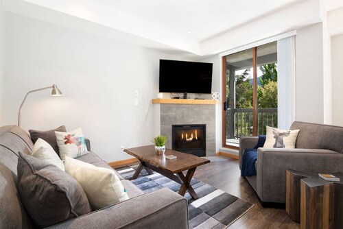 Luxury 2Br/2Ba Townhouse- Pool, HT, Secure bike storage