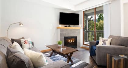 Luxury 2Br/2Ba Townhouse- Pool, HT, Secure bike storage