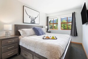 1 bedroom, desk, iron/ironing board, WiFi