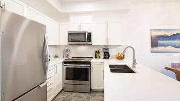 Réfrigérateur, micro-ondes, four, plaque de cuisson