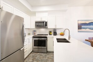 Køleskab, mikrobølgeovn, ovn, kogeplade