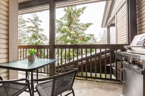 Luxury Central 2BR - HT, Pool, A/C, Bike Storage