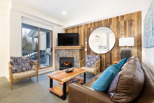 Luxury Central 2BR - HT, Pool, A/C, Bike Storage